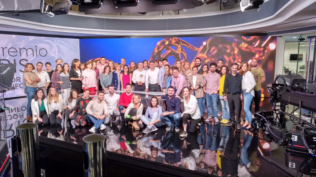 VicenteVallesTV's tweet photo. La redacción de @A3Noticias celebra uno de sus @PremiosIris https://t.co/SfphUQ93zs