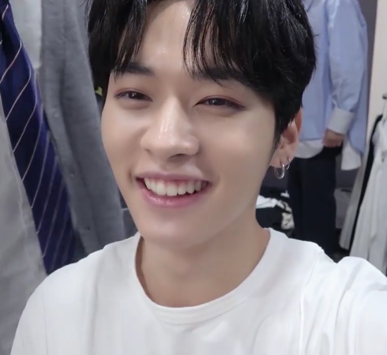 _yoonginnie's tweet image. este angelito de aquí cumple 20 años hoy por favor aprecien su sonrisa 
#HappyLeeKnowDay 
#HappyMinhoDay