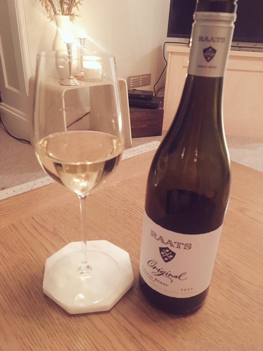 _GabsLR's tweet image. Looking forward to December back home so appropriately drinking Chenin from the King @RaatsWines @CheninKing 👑 🇿🇦 @CheninBlancSA #7weekstogo ❤️