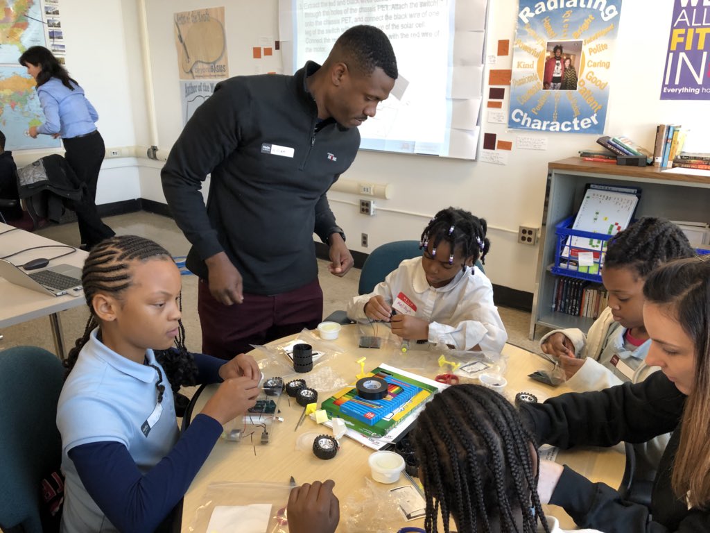 HyundaiMobis's tweet photo. Hyundai Mobis was proud to partner with @Beyond_Basics today to teach 40 4th grade students how to build their very own solar car!! A few of our engineers were able to show them they can build anything they set their minds to! #futureengineers #hyundaimobis  #automotive https://t.co/QpcRuGUa9Q