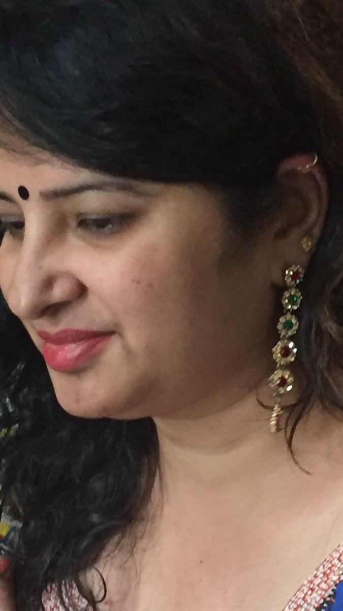 theneelam_'s tweet photo. Three #earrings a random #click #belikeneelam #beautiful #indianlook #blackbindi #traditional #indianbeauty #traditional_day https://t.co/zFpXZSCRMn