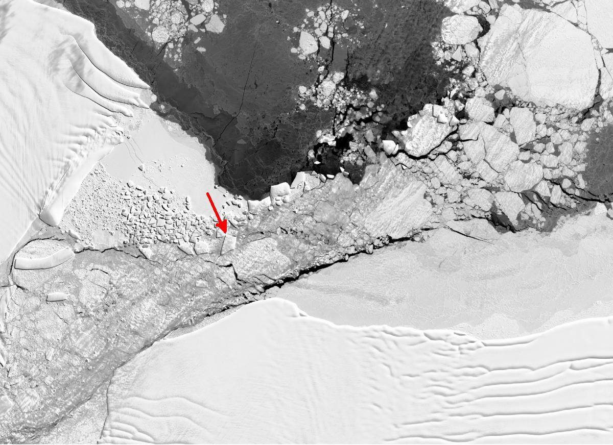 severeweatherEU's tweet image. A couple more images of the rectangular iceberg in Antarctica on the Larsen C ice shelf! Photos: NASA/Jeremy Harbeck