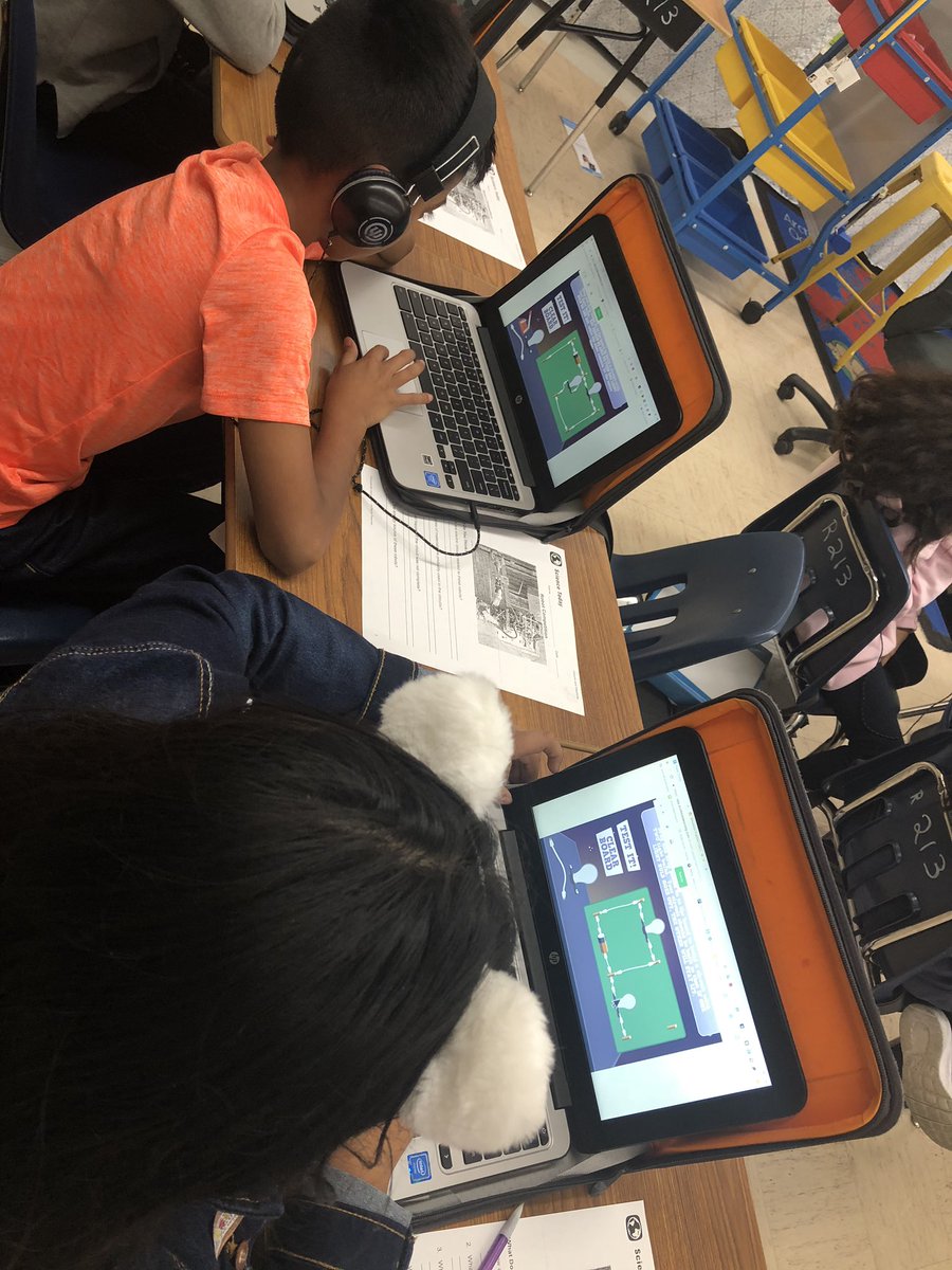 EReyes_CI's tweet image. At the Heights we learn and have fun with @STEMscopes #electriccircuits #5thgrade @EsHeight