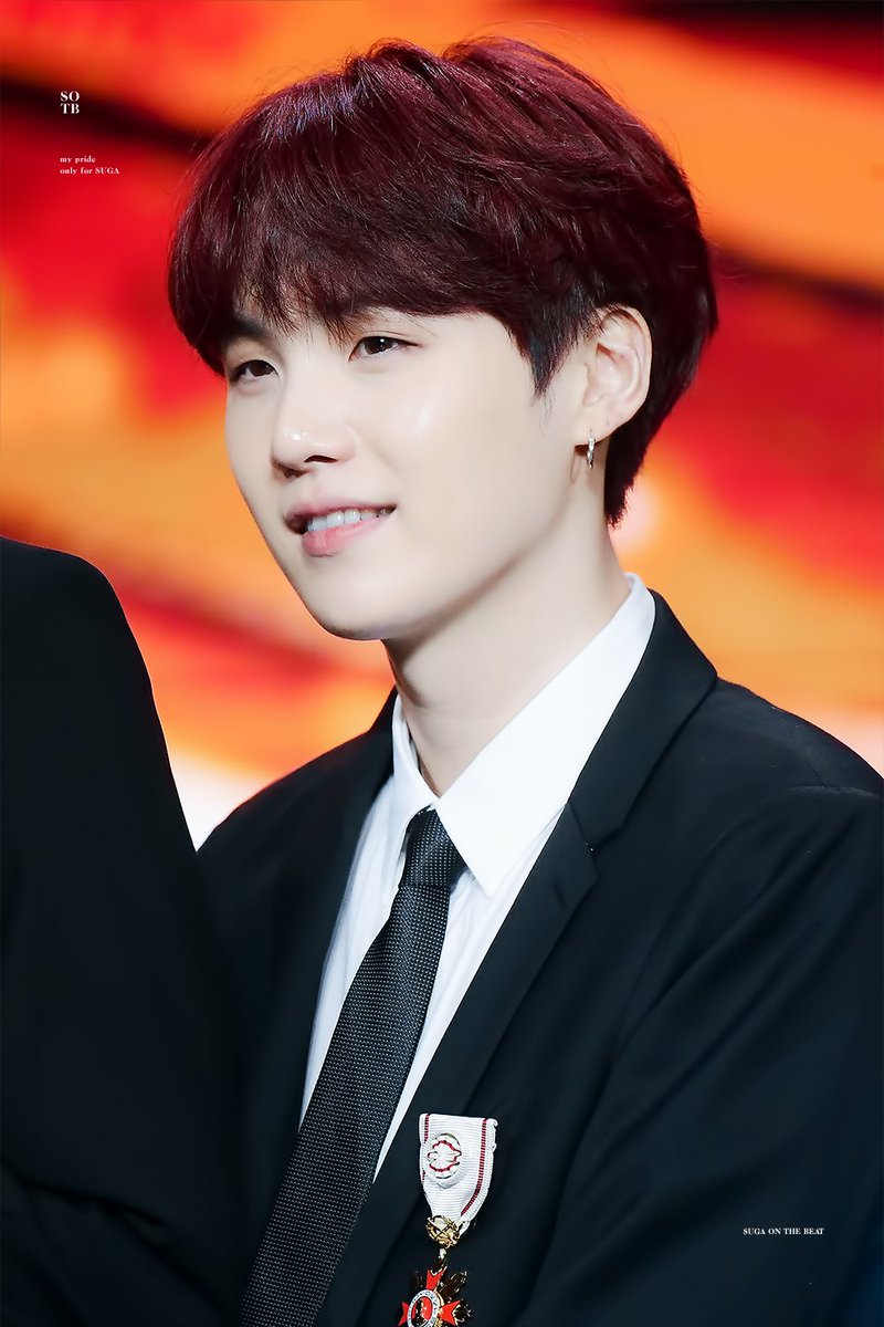sugaonthebeat39's tweet photo. 181024 대중문화예술상 #SUGA #슈가 #민윤기 my pride https://t.co/K14xPhlsng