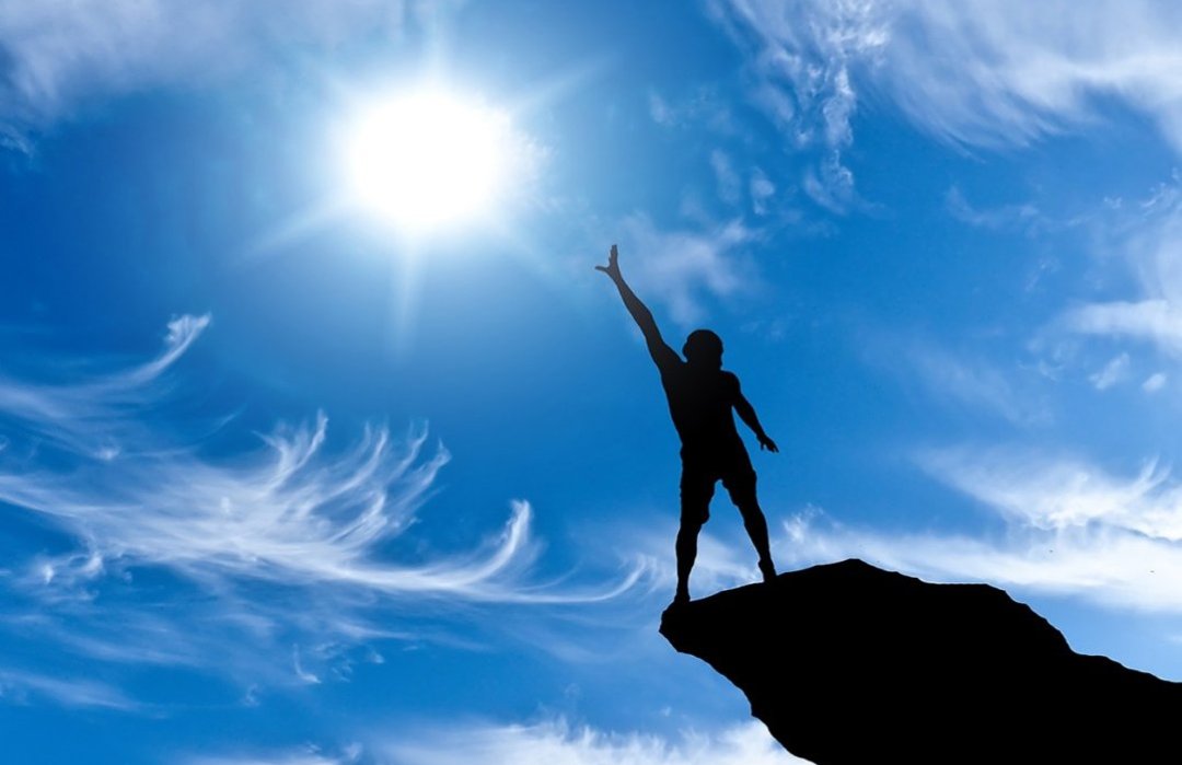 От мечты к свободе. От мечты к свободе. Люди в путешествии. Счастливый человек бежит. Смелость и упорство.