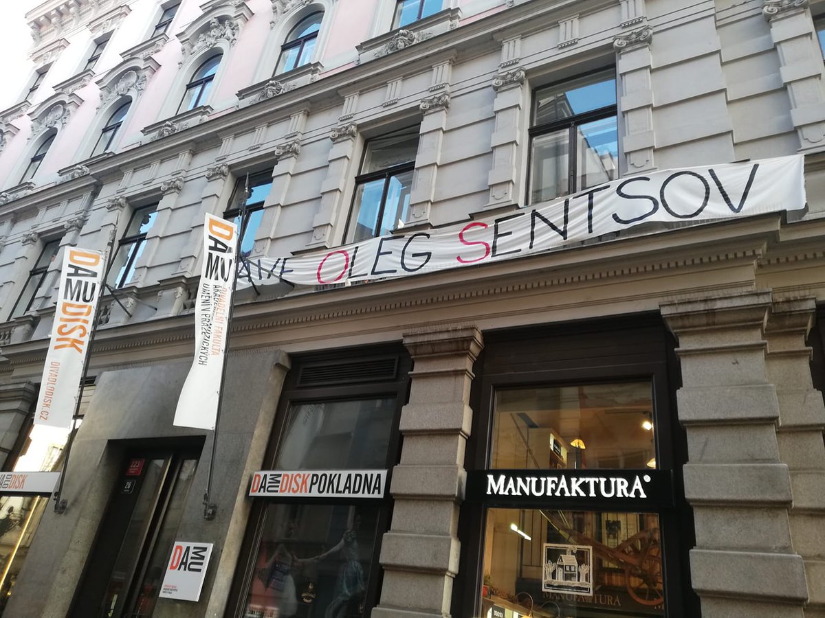 YPerebyinis's tweet image. #SaveOlegSentsov сьогодні в самому центрі Праги над входом до театру &quot;Disk&quot;