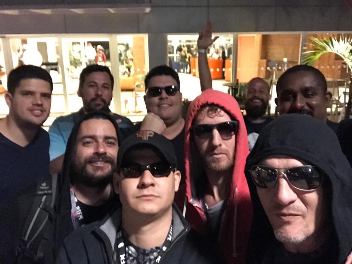 thiagocarvalho's tweet image. A picture is worth a thousand words! Good guys... Good guys 3v3rywh3r3! See you next year! @h2hconference #hackingtheplanet