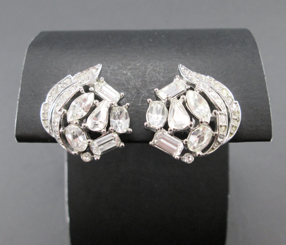 SecondhandNel's tweet photo. Vintage Crown Trifari Rhinestone Silver Tn Cluster Earrings Clip On 50s Mid Century at SecondhandNel  https://t.co/qS27gvYCRO via @Etsy #vintage #jewelry https://t.co/kGPb8FqGRw