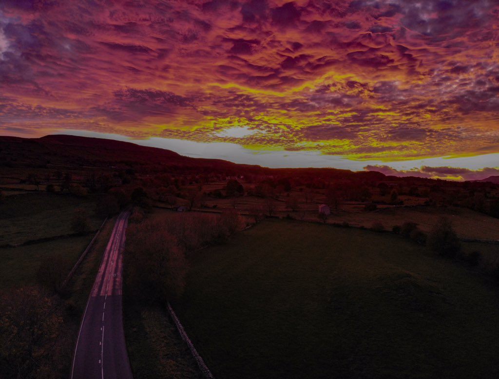 Ed_Durham's tweet image. Amazing sunset over Wensleydale tonight @DJIGlobal #mavicair #photography #sunset