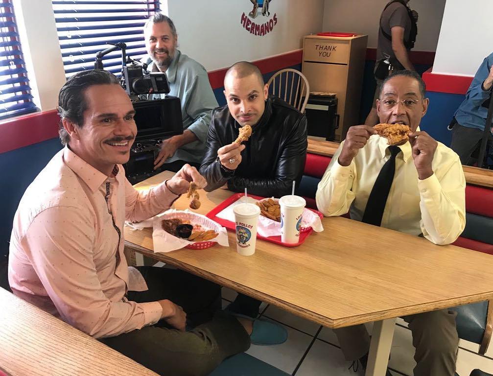 Familia feliz comiendo