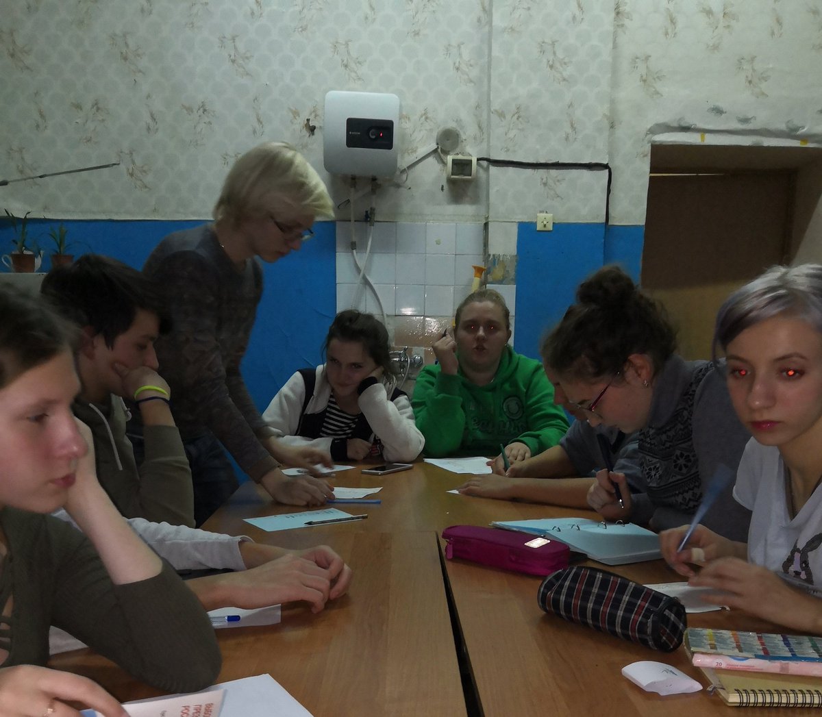 Venevmolodezh1's tweet photo. Заседание ВО "ЛУЧИК ДОБРОТЫ"(на повестке :игры и праздничное чаепитие, посв. Дню рождения) https://t.co/iZhM7fPS6Y