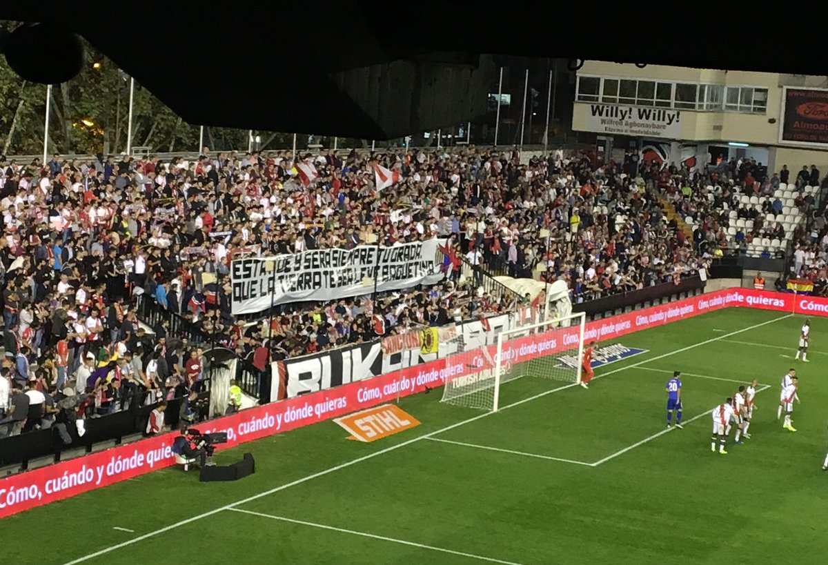 Pelos de punta en Vallecas, silencio sepulcral en recuerdo de <a href="/BAGUETTECCF/">BaguetteCCF</a>. Rayo y Cádiz siempre unidos. Descanse en paz y fuerte abrazo a toda la familia amarilla.