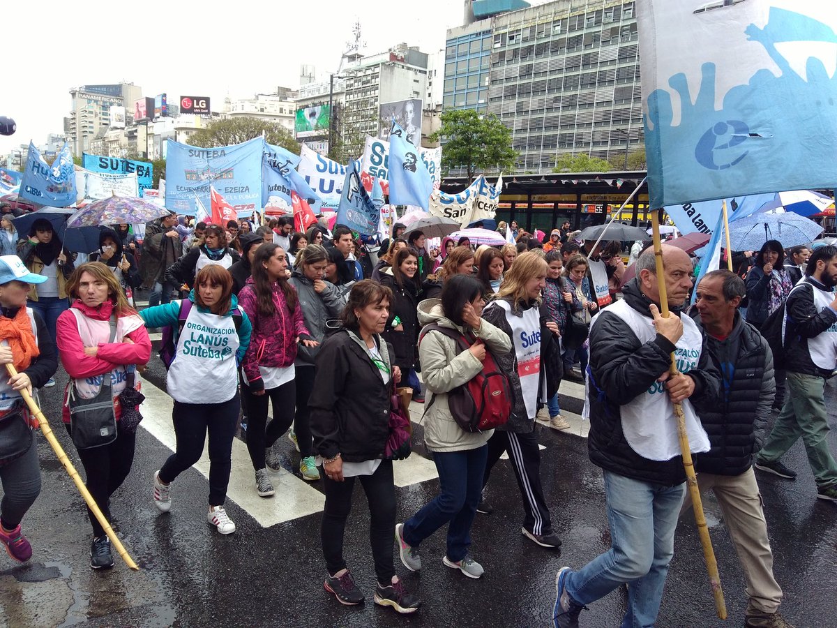 SUTEBA_lanus's tweet photo. En la calle en defensa de la Educación Pública y contra el #PresupuestoDelAjuste de Macri y el FMI.
#NoAlPresupuestoDelFMI #NoAlPresupuesto
@SUTEBAProvincia @mlautorre @Lilianarossi101 @almazan_silvia @grasolari19 @GremialSuteba @palabra_maestra https://t.co/dvBNeVz46u