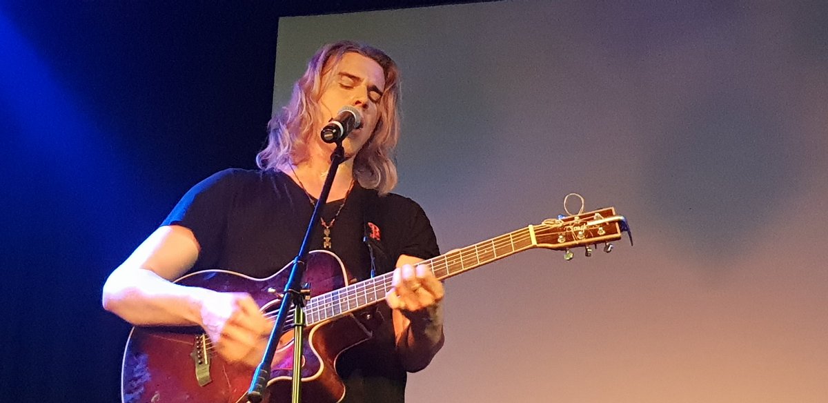 WilnaIce's tweet photo. .@ElandreSchwartz op stage by @JamrockTheatre vanaand 🎤🎶🎵
#kleindorpdromer
#DieLyn
@SelectMusiek https://t.co/ZYLdW5PoTQ