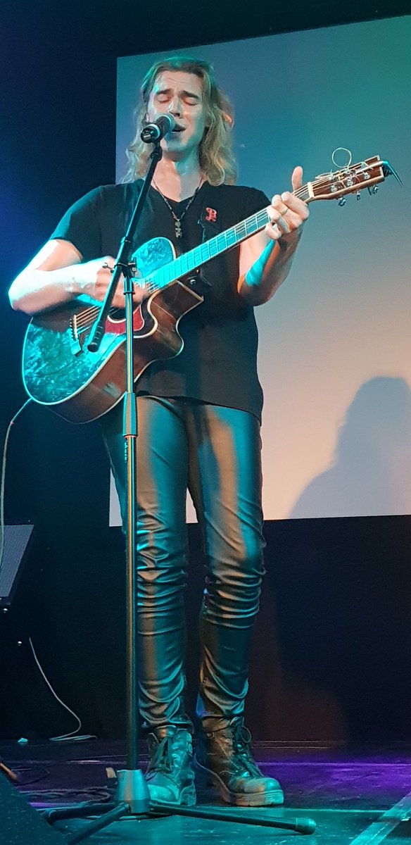 WilnaIce's tweet photo. .@ElandreSchwartz op stage by @JamrockTheatre vanaand 🎤🎶🎵
#kleindorpdromer
#DieLyn
@SelectMusiek https://t.co/ZYLdW5PoTQ
