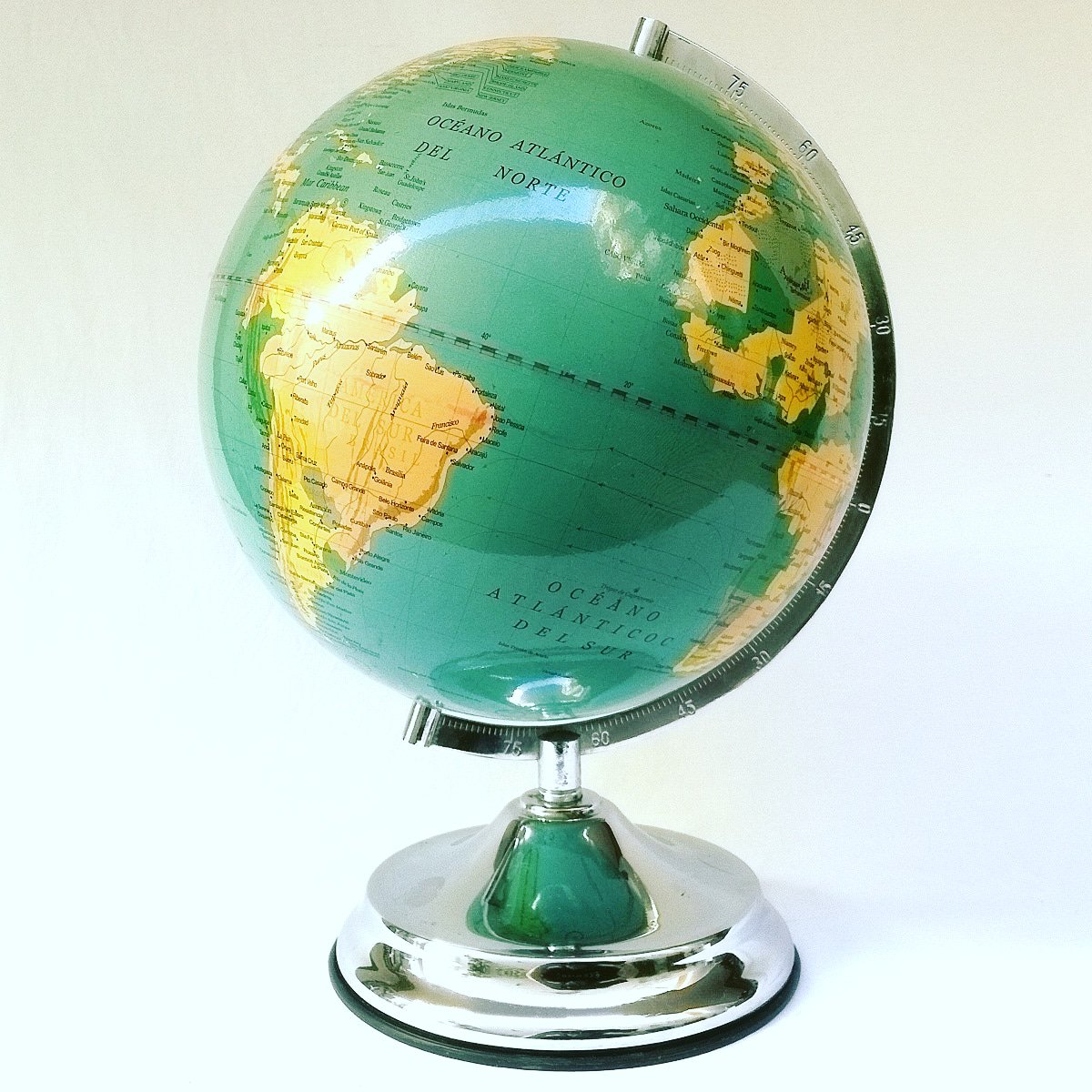 Bola del mundo #vintage. +Info: lavintageria.es
#globosterraqueos #geografía #viajes #agenciasdeviajes #vintagedecor #vintage #decoraciondeinteriores #decoración #decoration
