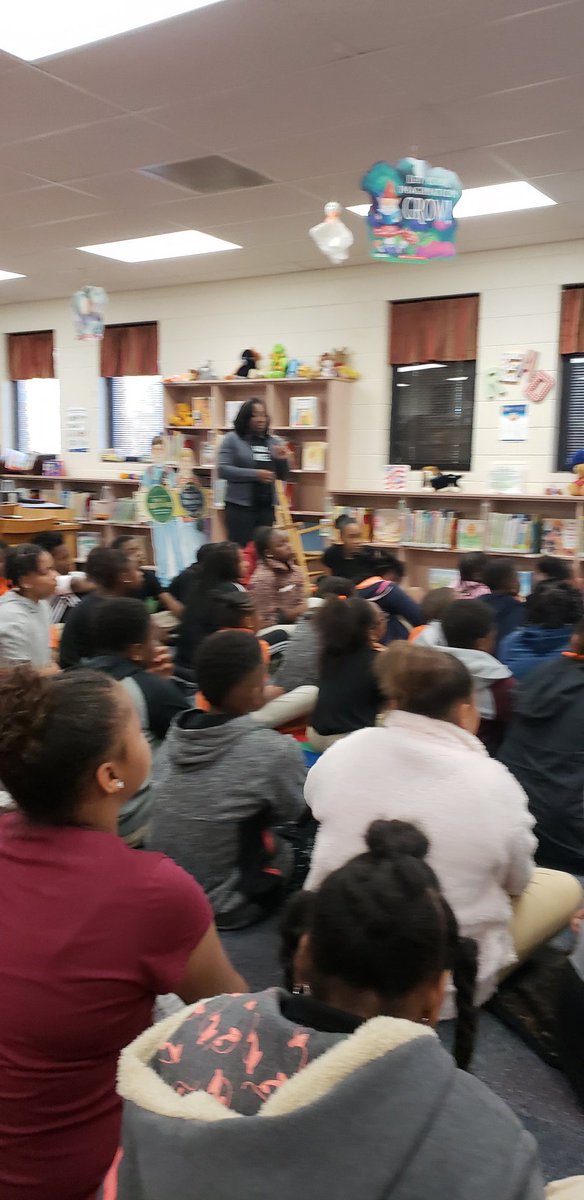 McCroreyListon's tweet photo. Our Career Development Facilitator and counselor present tips on how to apply for college #MLSTSWAG #collegebound @McCroreyListon @MillerLesha @FCSD6thgradeCDF https://t.co/S3OF4jF3qw