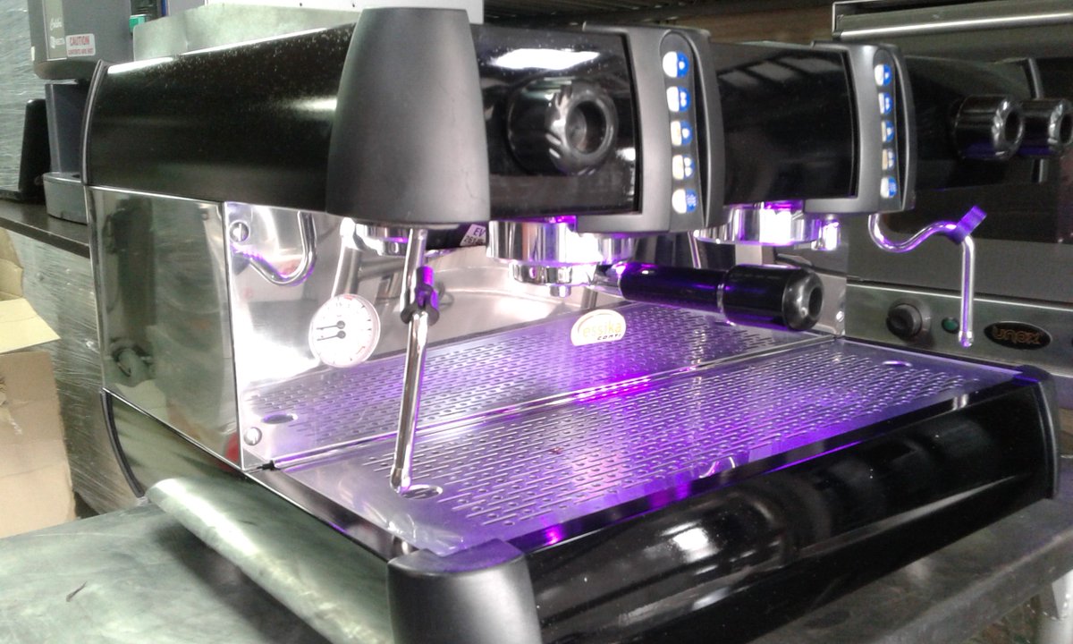 Proceso de remano facturación de maquina capuccinera de 2 grupos marca Conti,y resultado final!Se entrega con un año de garantía personalizada a su gusto, caldera de 12 litros para trabajo pesado ,2 porta filtros completos,mangueras ...ofrecemos el servicio técnico especializado.