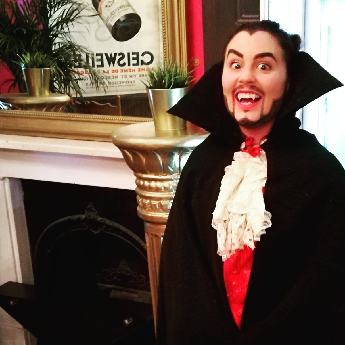 DanLoadDrag's tweet photo. Happy Halloween @RosieBTheatre! #NoReflection #VampiresDoItBetter #BattyBat 🦇🦇🦇 https://t.co/leIppxVrxc