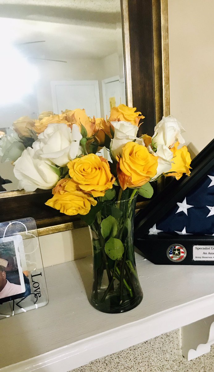 brianB_0537's tweet photo. When your husband knows your work week has been long alread; you come home to flowers just to make you smile! ☺️☺️ #bridges2times #sooopretty #favoritecolor #mademyday https://t.co/iLP1bA5Lpd