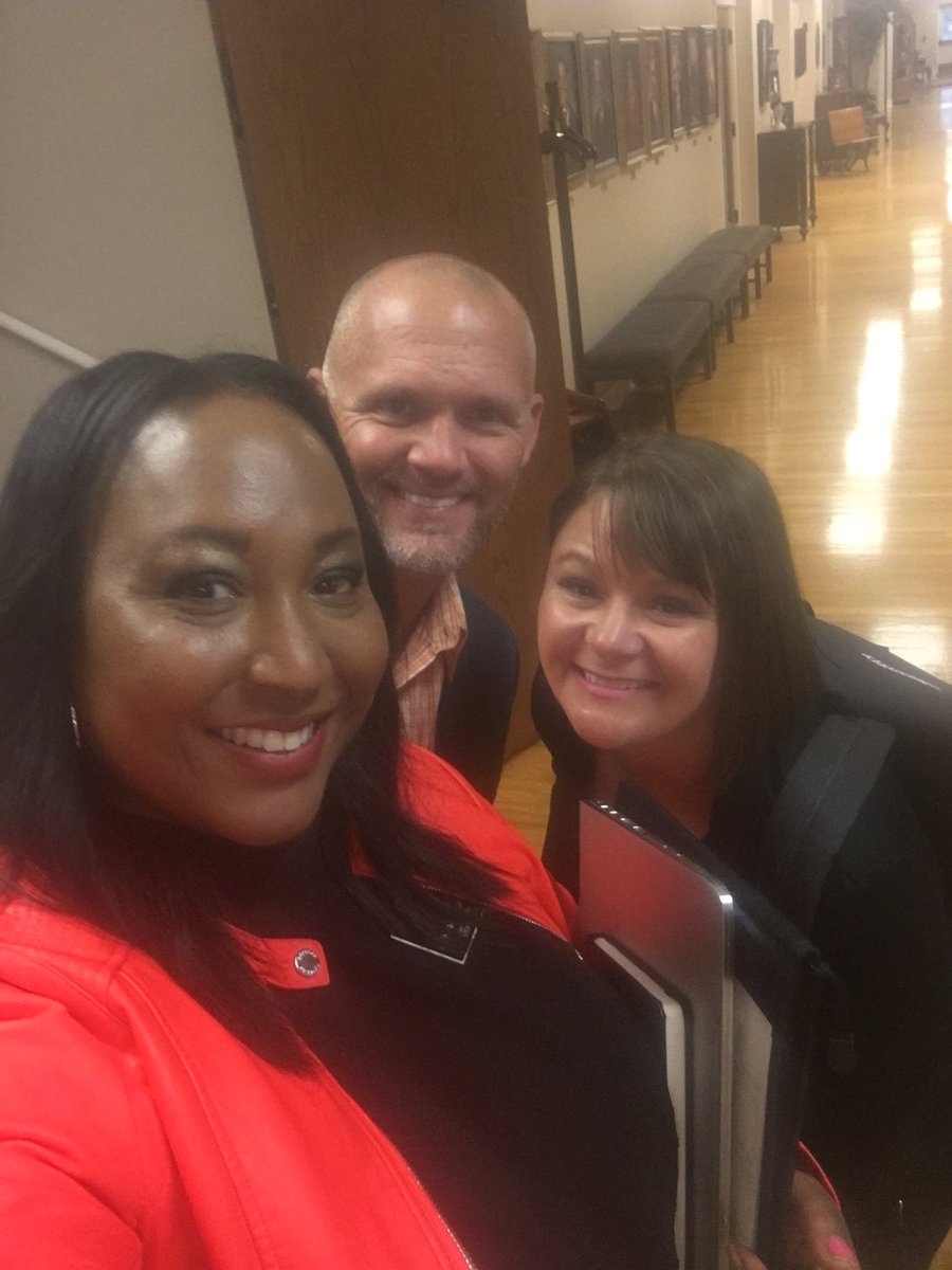 kyndra_johnson's tweet image. Thanks Melissa and Rob❤️💙!! When DE and ME get together...it’s all smiles!! Our @DiscoveryEd team is waaayyy better than yours!! #PlanningforSuccess #STEMSupport @RISD_STEM4All @IamBranum @phillip_mikula @robdad5 @3jstone