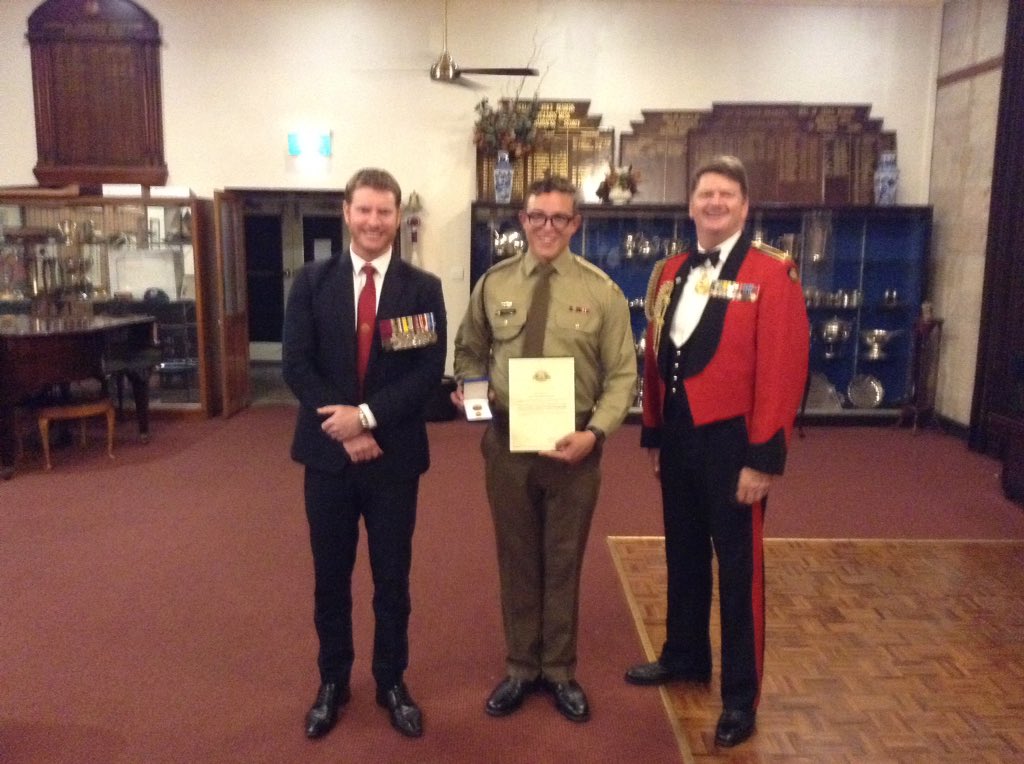 OldMechHead's tweet image. MAJGEN Gus McLachlan &amp;amp; Dan Keighran, VC present Sapper Jaryd Dickson from #4Brigade&apos;s 22ER with his award for placing 3rd in the #FORCOMD Soldier of the Year 2018 - CONGRATULATIONS! #SOTY2018 @Commander2Div @kim_felmingham @comdforcomd