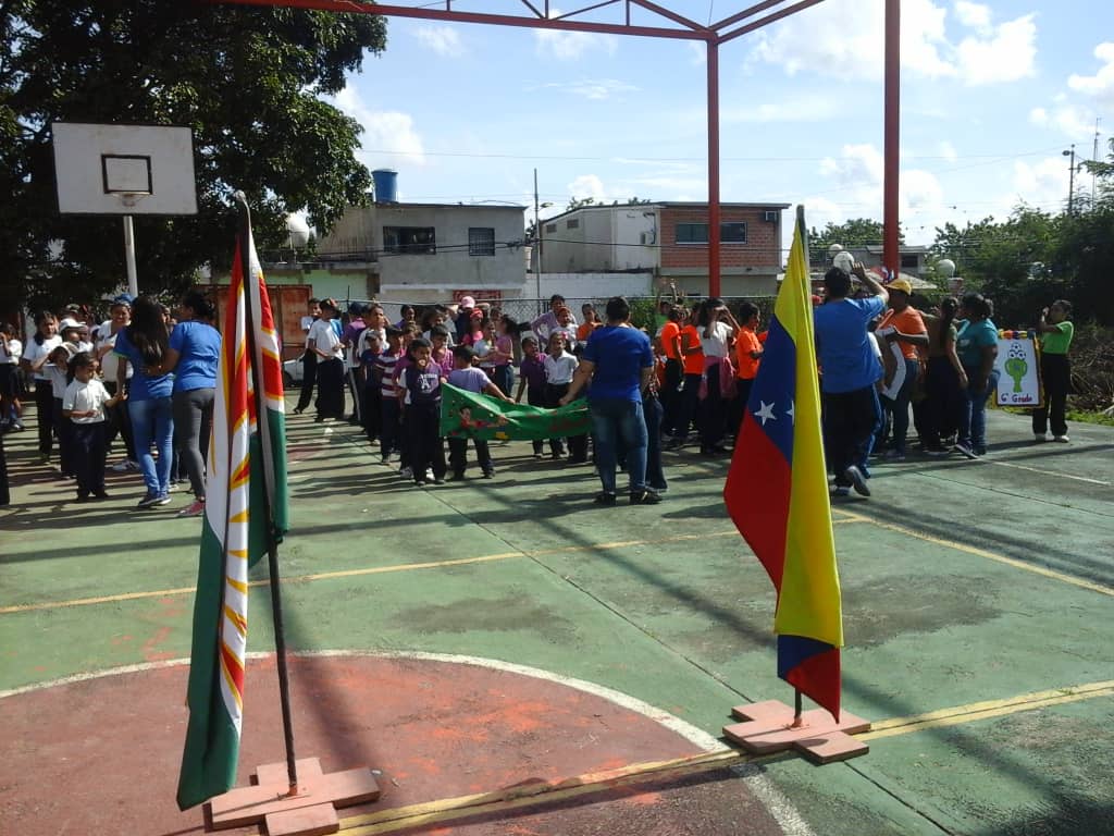 Hoy actividad recreativa con todos los niños y niñas de la <a href="/eblapuerta/">EbLAPUERTA CABUDARE</a> en el marco del aniversario de la institución.. ....@psuvaristobulo  .<a href="/ZonaEducLara/">Zona Educativa Lara</a> ..@MPPEDUCACION ...