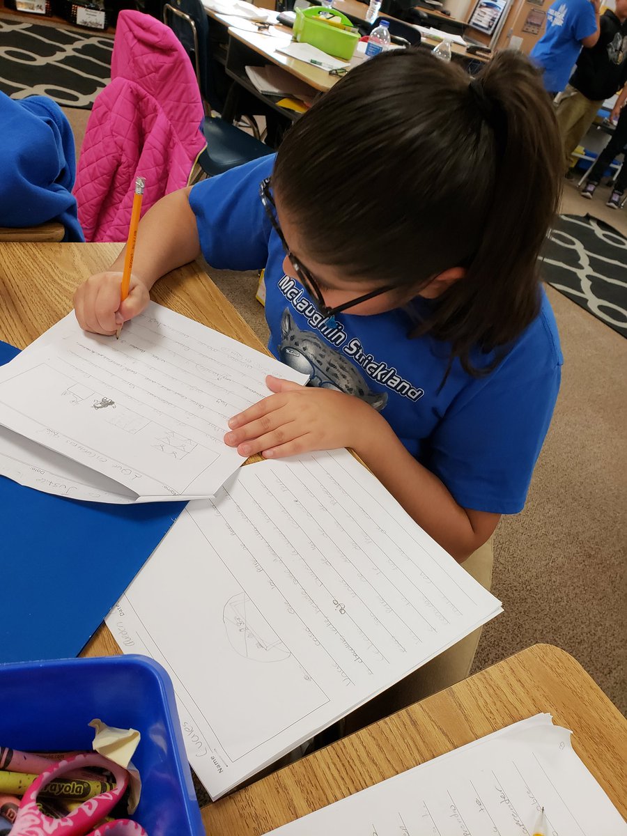 MaestraRdz's tweet photo. It's amazing how glasses can help revise and edit our writing! #FourthGradeWriting #WritingIsFun #CFBmattersToMe #CFBLiteracy https://t.co/a5BNGDDRok