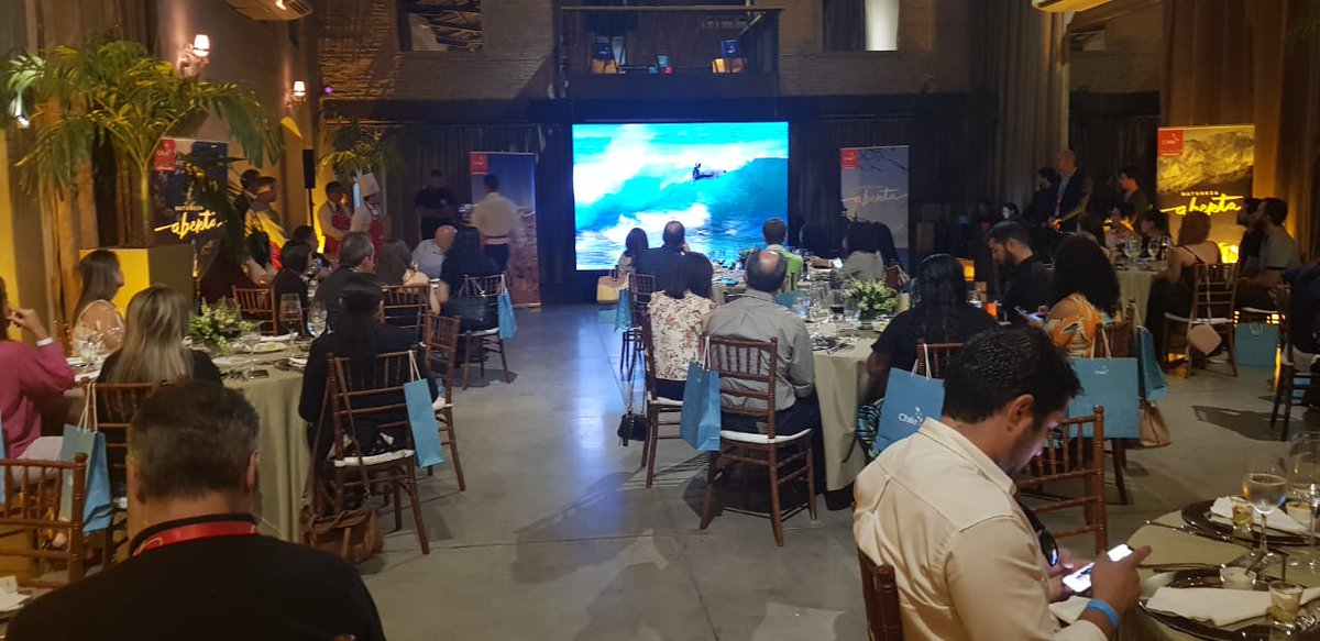 Sernatur's tweet photo. ¡Chile está en Brasil! Nuestro país se presenta en estos instantes como un país por descubrir. Ahora, una degustación de ceviche y pisco sour deleitan a operadores turísticos de Fortaleza 🇧🇷❤🇨🇱 https://t.co/ab1LzIO4bq