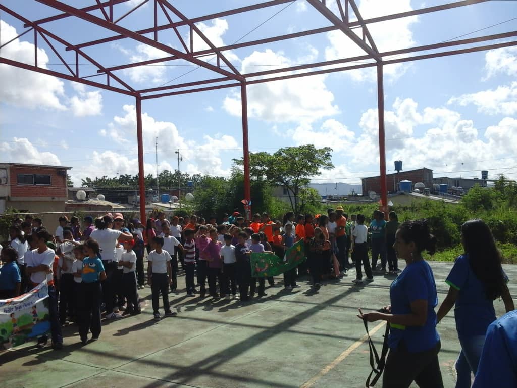 Juegos de cooperación con todos los niños y niñas de la <a href="/eblapuerta/">EbLAPUERTA CABUDARE</a> ..@psuvaristobulo ..<a href="/ZonaEducLara/">Zona Educativa Lara</a> ...@MPPEDUCACION ...