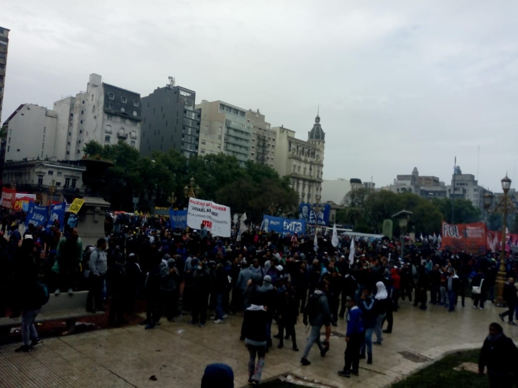 #URGENTE continúa la represión en el #Congreso
Hay más de 20 detenidos, entre ellos trabajadores del #AstilleroRíoSantiago y periodistas