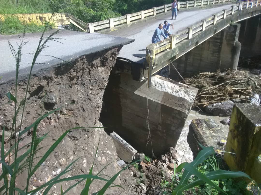 adbernabe's tweet photo. URGENTE | Me informa el Alcalde del Mcp. Ayacucho del Edo. Táchira, Jonnhy Liscano, que se cayó hoy el puente Local 7 de la carretera transandina que une con San Pedro del Río. La Gob. @laidygomezf y el alcalde de @ADemocratica, ya están trabajando. Requieren ayuda para su pueblo https://t.co/6UJZRLFdmj