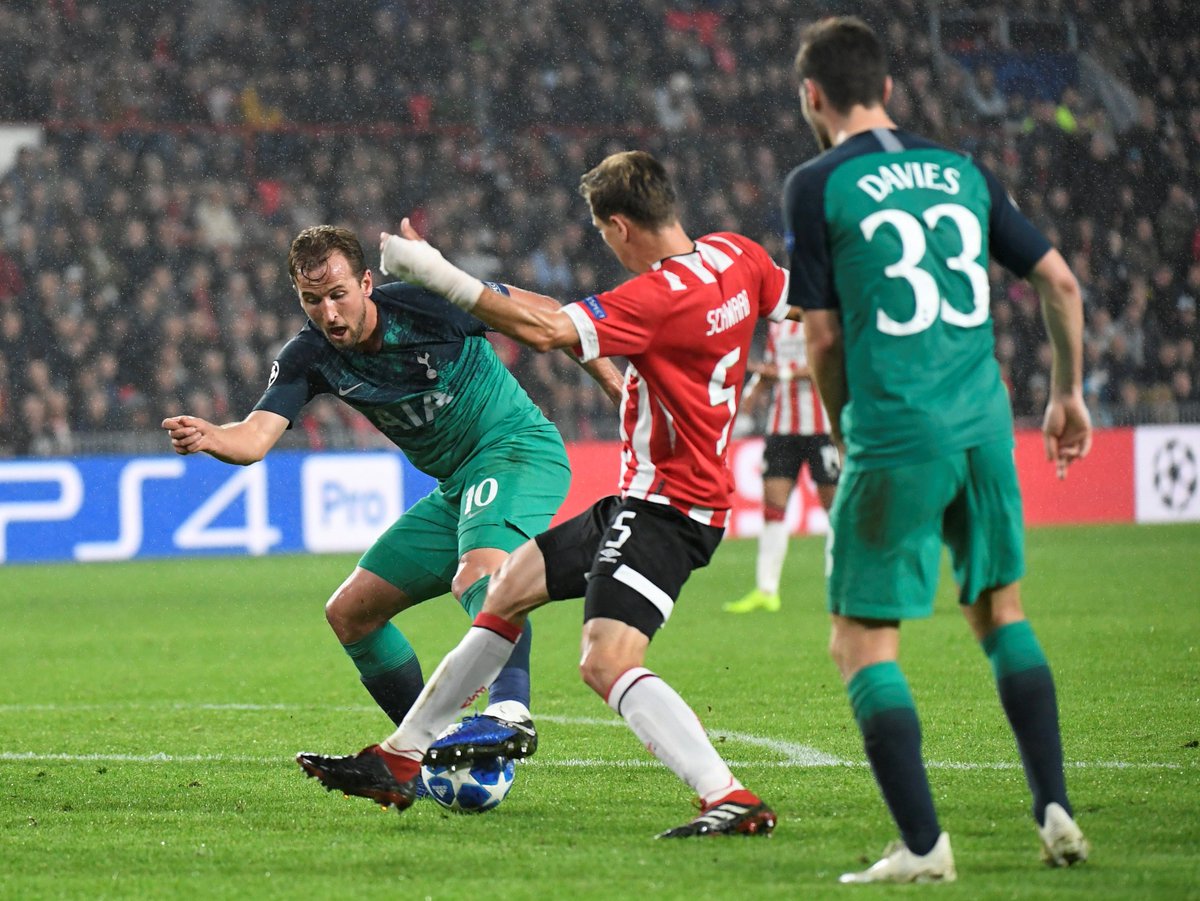 Kane intenta disparar delante de Schwaab.