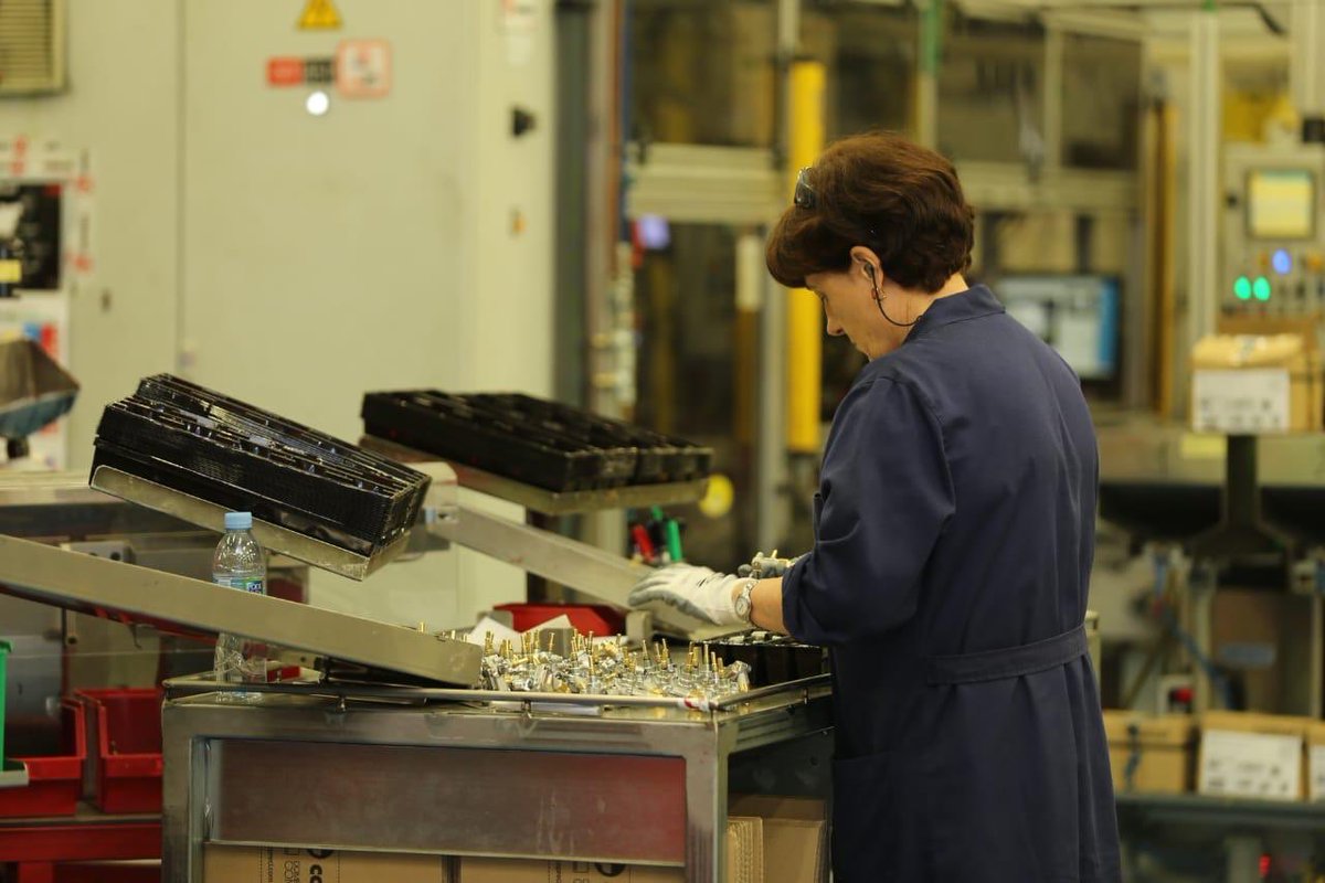 marialevicuna's tweet photo. En Mondragón recorrimos las instalaciones de la cooperativa internacional @COPRECI, la cual desarrolla componentes para electrodomésticos. Allí pudimos ver de cerca el trabajo que se realiza en conjunto y por el bienestar de miles de familias. #LaViceEnEspaña https://t.co/jAoYVOBJm4