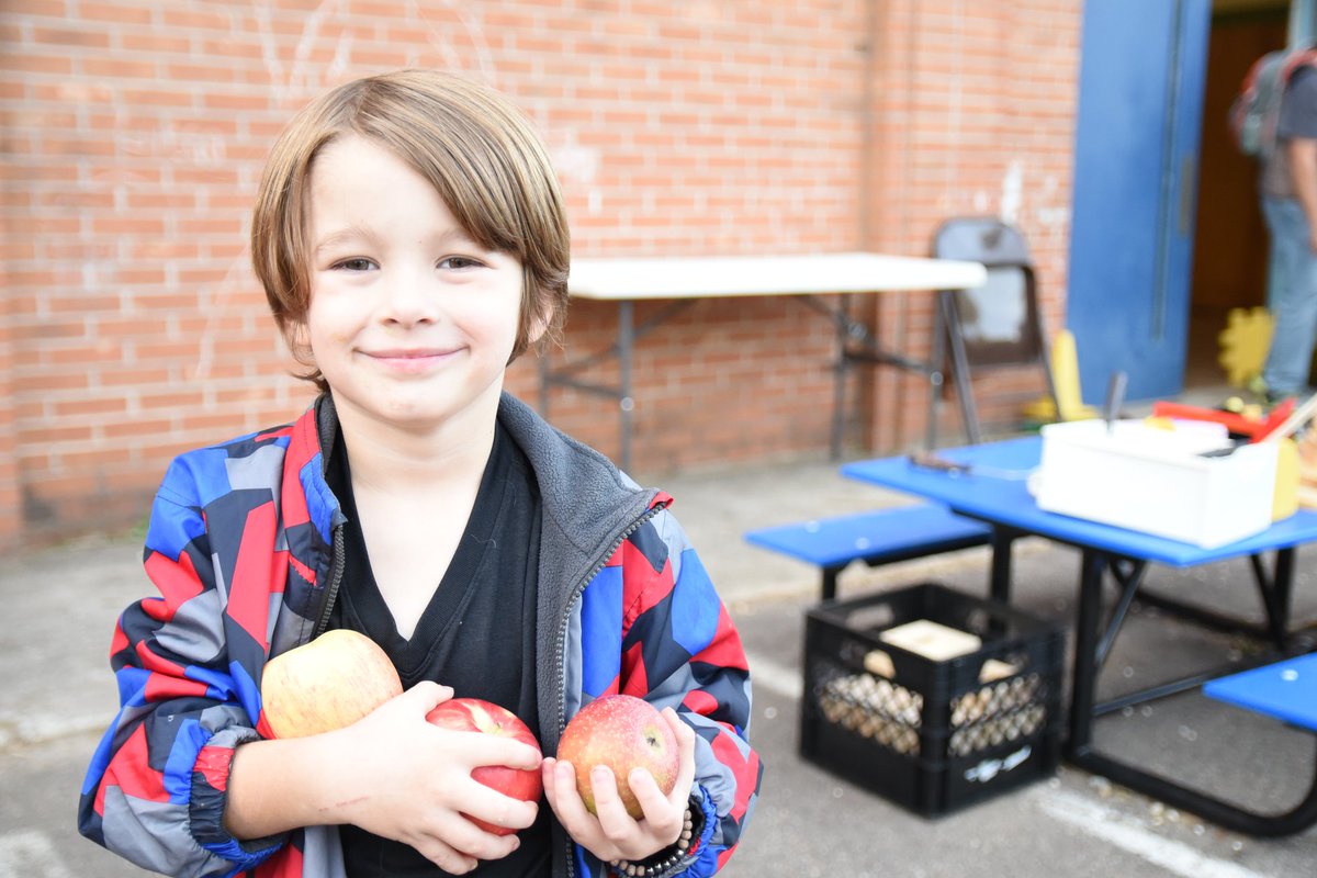 AVLCitySchools's tweet image. Looking for more 📸  from @AVLPrimary's Tree Festival? We've got you covered! Featuring an 🍎 press, pin the 🍎 on the tree, an 🍎 taste test, costumes galore and even pizza, it was certainly a fun-filled evening of fellowship for our Primary School families! #TheACSWay