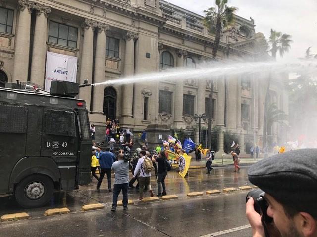 Chileokulto's tweet photo. Así fue la fuerte represión de Carabineros contra manifestación #NoMasAFP donde incluso su vocero @LuisMesina1 fue detenido en esta jornada. https://t.co/rUlj3vYHi0