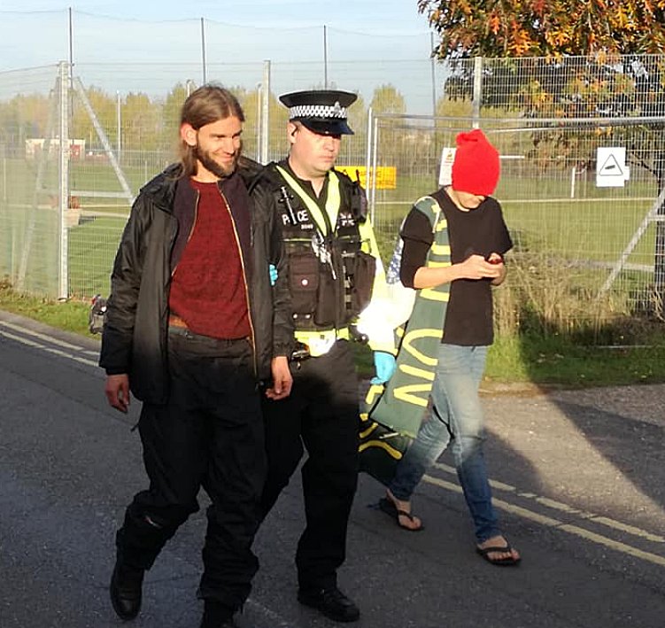 TridentPlough's tweet photo. Peaceful but disruptive blockade of Burghfield nuke factory lasted from 6.30 a.m until 5 pm. 10 arrests. Chris says:"If we have disrupted business as usual on the UK’s nuclear warhead refurbishment programme in even the smallest way it’s been worth it.”
https://t.co/pRheiaUFkS https://t.co/6GPkrBM04w