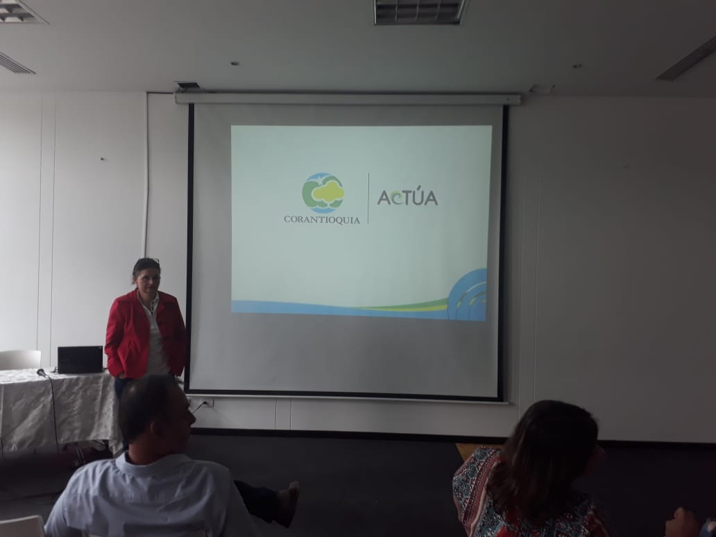 MineriaEnCol's tweet photo. #AEstaHora @Corantioquia explica aplicación de guías minero-ambientales en etapa de explotación y sobre trámites y requisitos de cumplimientos ambientales para aprovechamiento y manejo de recursos naturales renovables, en "Taller de Seguridad y Buenas Prácticas" @ANMColombia https://t.co/2qvB132TIz