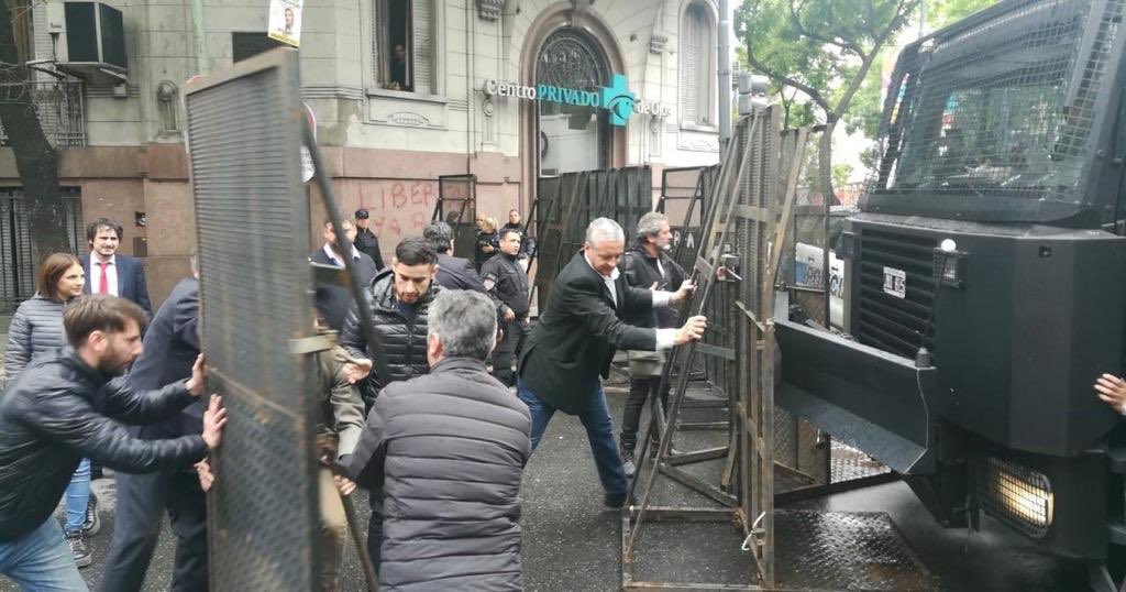 sergiowisky's tweet photo. #PresupuestoNacional Episodio1: Diputados del FpV ayudan a sacar las vallas para que los manifestantes que amenazaban incendiar el Congreso puedan "trabajar" más tranquilos. https://t.co/08c2QBkAy3
