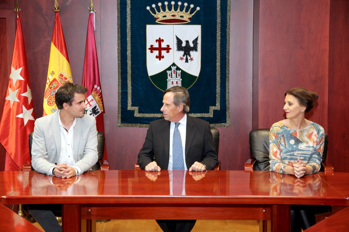 Alcobendas_ayto's tweet photo. Reconocimiento @luquepaez Adrian Luque, por su trayectoria al frente del @CAPAlcobendas Cross de la Constitución, Milla Escolar,Torneo Intercentros, Cross Escolar o la Carrera Popular #Alcobendas Gran Ciudad.

Enhorabuena a ti y a la Junta Directiva. @ALCBDS_Deportes https://t.co/88rFdQ3Fkm