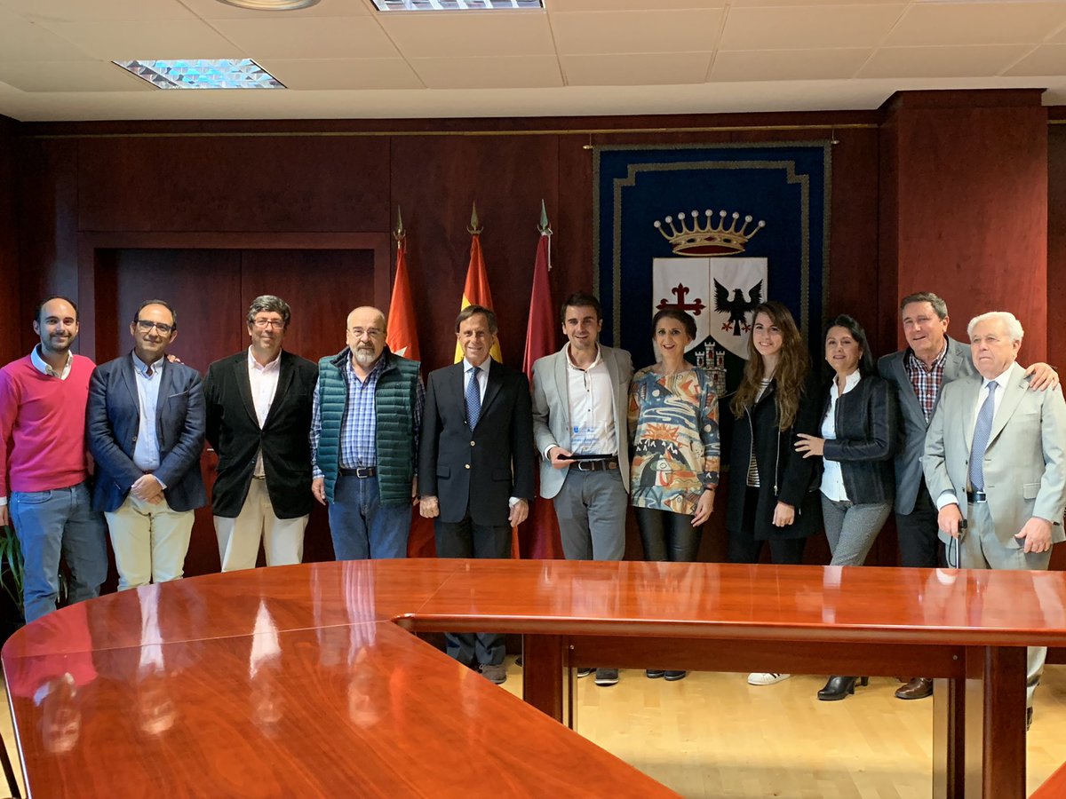 Alcobendas_ayto's tweet photo. Reconocimiento @luquepaez Adrian Luque, por su trayectoria al frente del @CAPAlcobendas Cross de la Constitución, Milla Escolar,Torneo Intercentros, Cross Escolar o la Carrera Popular #Alcobendas Gran Ciudad.

Enhorabuena a ti y a la Junta Directiva. @ALCBDS_Deportes https://t.co/88rFdQ3Fkm