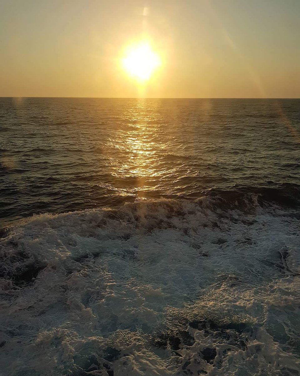 EstherValMol's tweet photo. Saber que cada capvespre amaga el cap, sense presses.
Sap que l'estem esperant, i allarga com pot aquell moment en que, altre cop, tot torna a agafar color.
Res és per sempre, tampoc la foscor.
Bona nit.
#Capvespres #RegalsDeVida
#Sensacions https://t.co/ked2lacqN9