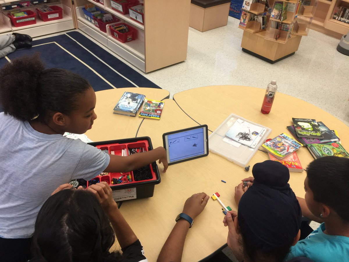 MsClareMcKinney's tweet image. A lot of collaboration, problem solving and critical thinking as Grade 7s begin building their #EV3mindstorms @FairlawnPSPDSB #robotics #coding #Peel21st