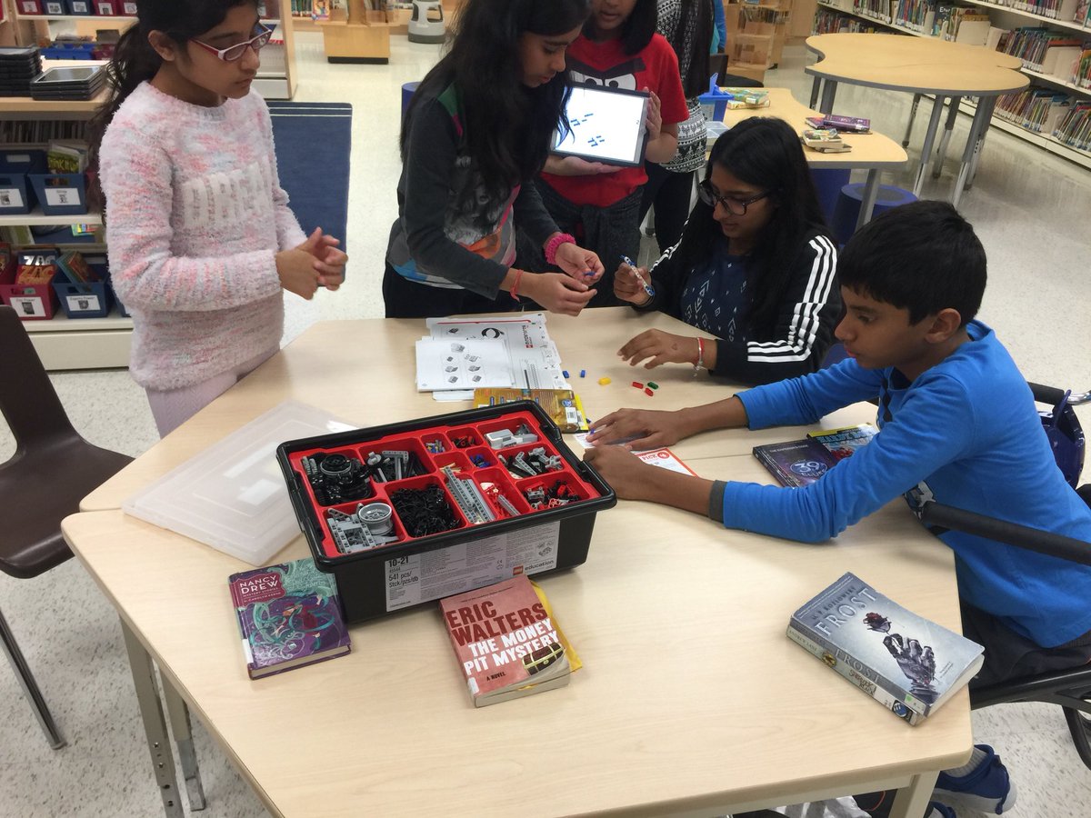 MsClareMcKinney's tweet image. A lot of collaboration, problem solving and critical thinking as Grade 7s begin building their #EV3mindstorms @FairlawnPSPDSB #robotics #coding #Peel21st