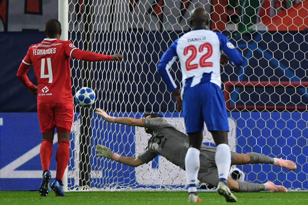 Casillas salva el penalti de Manuel Fernandes.