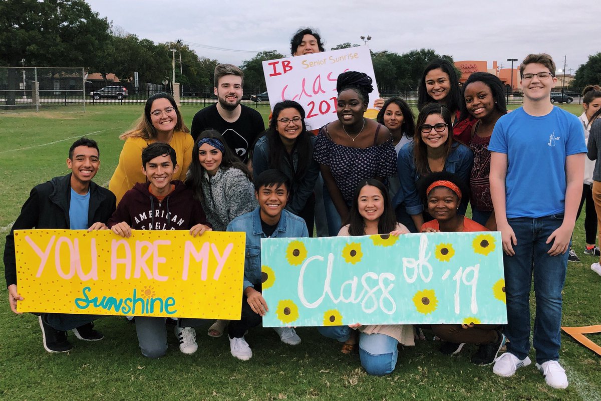 waeh_ana's tweet photo. #IBSeniorSunrise #CalssOf2019 ☀️🌅💖 #IHateIBButILoveYouGuys https://t.co/kLSI56tqye
