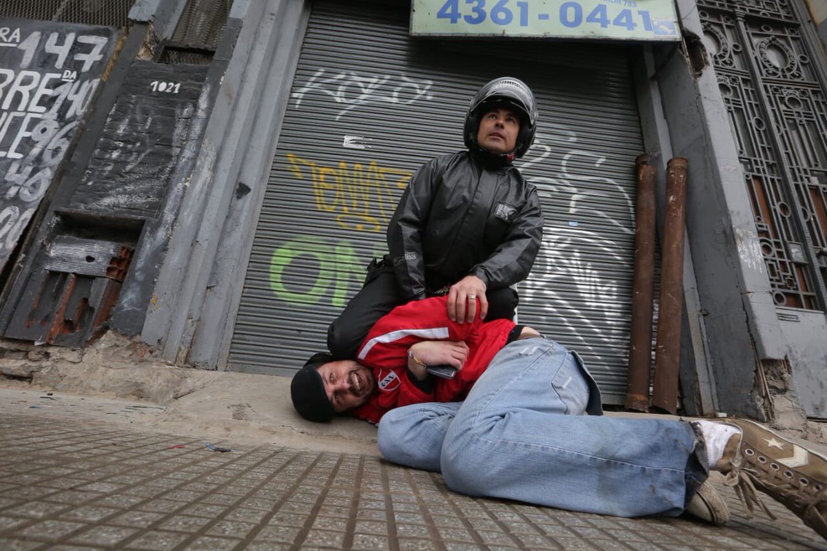 Exigimos la inmediata liberación de los trabajadores de prensa Fabricio Bacca, de Agencia Télam, Francisco Pandolfi y Nacho Levy de <a href="/gargantapodero/">La Garganta Poderosa</a>, detenidos por decirle #NoAlPrespuesto del #FMI 
Represión para imponer el #PresupuestoDeAjuste 
Foto: <a href="/revistacitrica/">Revista Cítrica</a>
