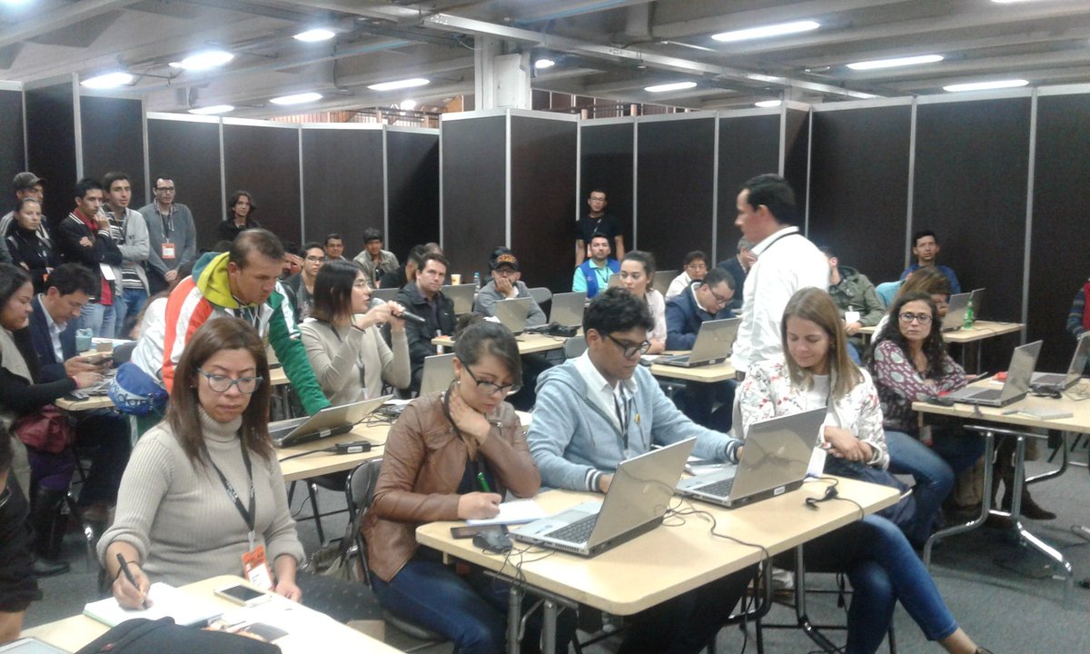 ColombiaAprende's tweet photo. #AEstaHora estamos felices con lleno total en nuestro taller #GamificaciónEnElAula de @Mineducacion #Col40 en el que docentes aprenden a innovar en sus prácticas de aula. Más info en https://t.co/iRjrCivPIu https://t.co/z9AtRqeud4