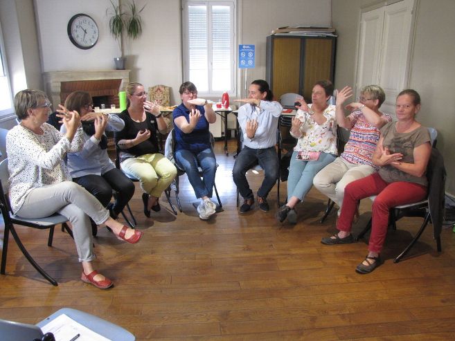 Ce que ces assistantes maternelles ont appris en formation langue des signes à Bourges leberry.fr/bourges/sante/…