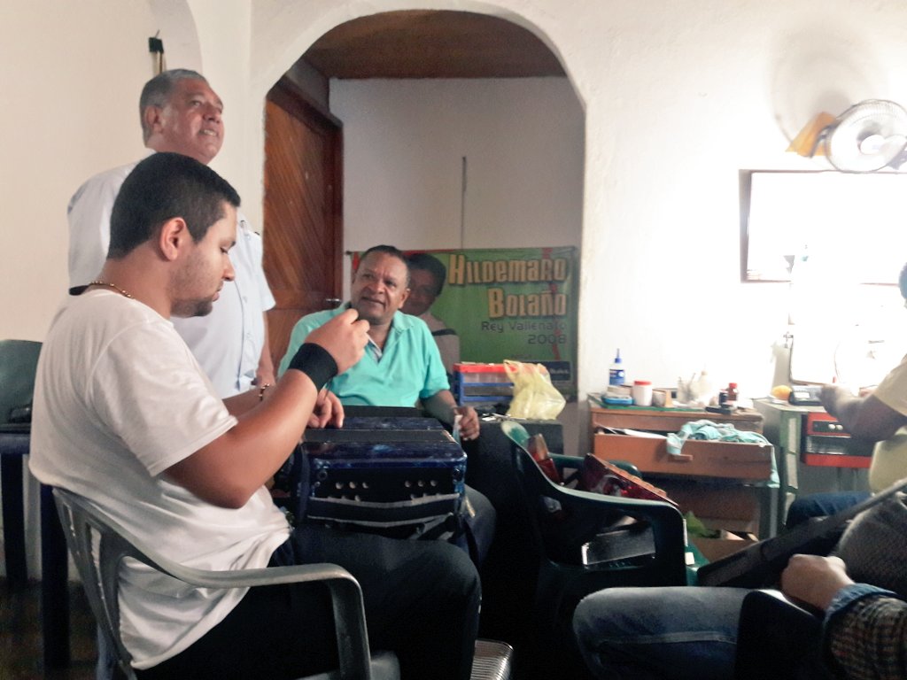 PlanMusicaCesar's tweet photo. El Asesor de Asuntos Culturales del Cesar, Roberto Ahumada instala clínica en manteniendo de acordeón a cargo del luthier Ildemaro Bolaños. Con presencia de PuebloBello, Bosconia, ElCopey, LaJaguadeIbirico, Manaure, Astrea, SanDiego,  Pailitas, SanAlberto, González, y Valledupar https://t.co/N7wr3rIKox